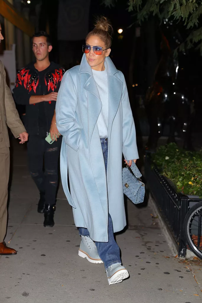 Дженнифер Лопес в голубом пальто, бойфрендах и массивных ботинках