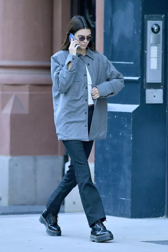 Кендалл Дженнер в серой куртке, белом топе, черных брюках и армейских ботинках