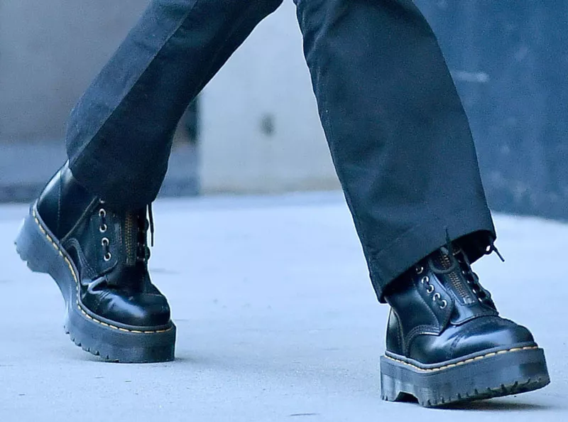 Кендалл Дженнер в черных ботинках на платформе Dr. Martens