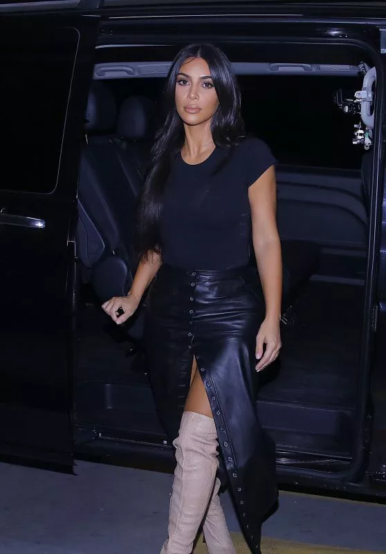 Ким Кардашьян в кожаной длинной юбке, черной футболке и ботильонах 5