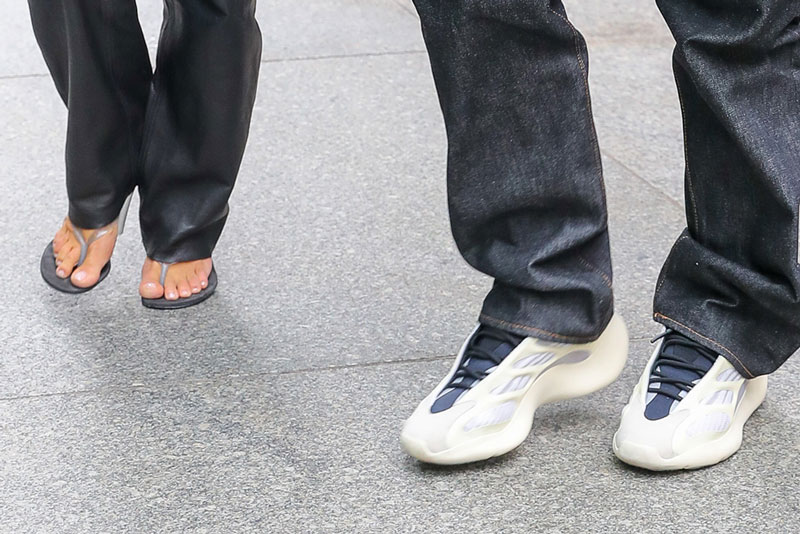 Ким Кардашьян в босоножках, Канье Уэст в белых Adidas Yeezy 700 V3