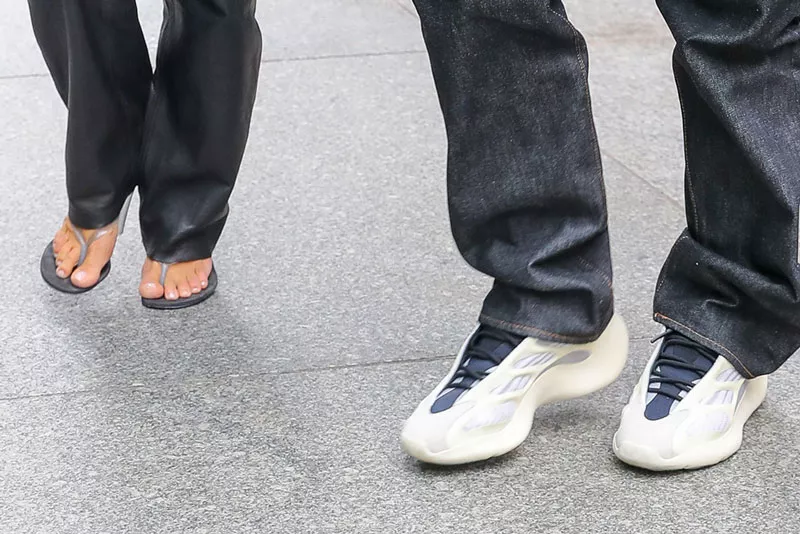 Ким Кардашьян в босоножках, Канье Уэст в белых Adidas Yeezy 700 V3