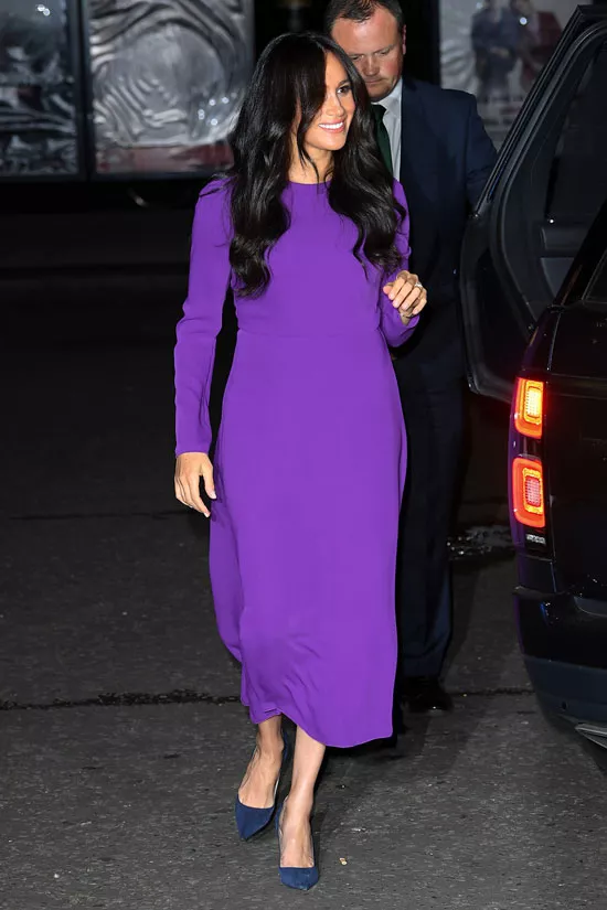 Меган Маркл в фиолетовом платье миди и синих лодочках