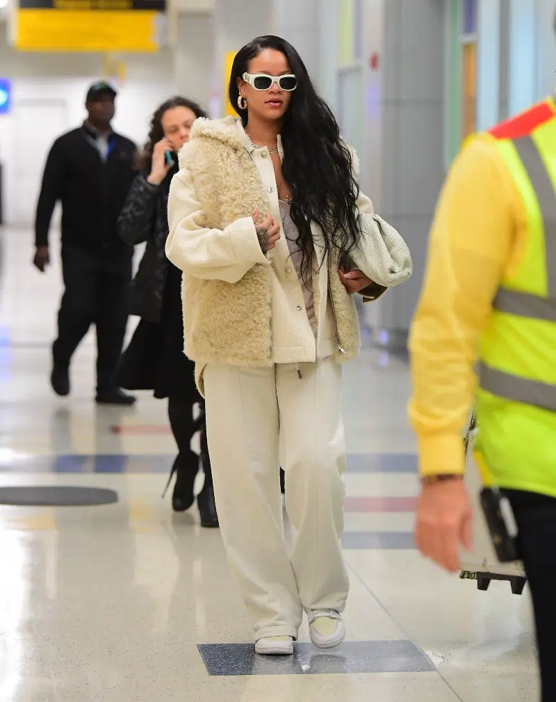 Рианна в белом с головы до ног в аэропорту Нью-Йорка
