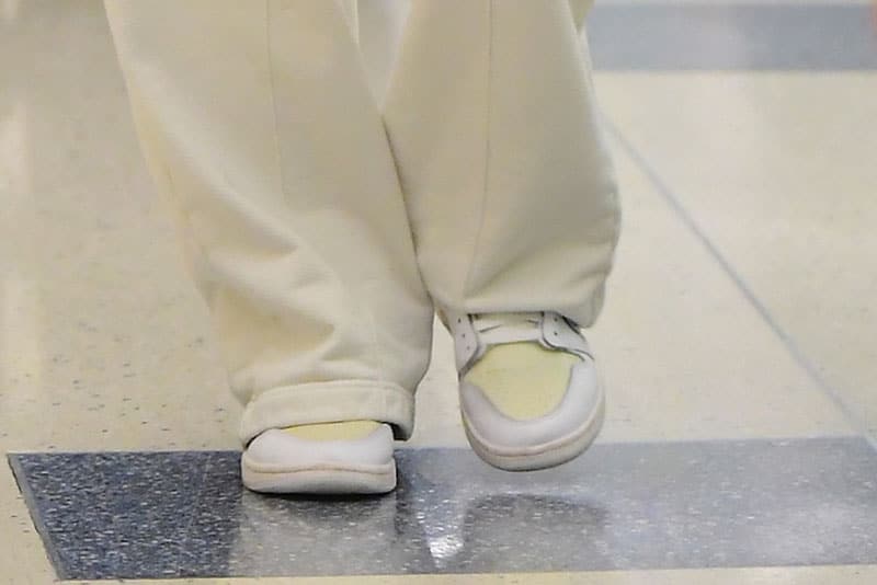 Рианна в белых кроссовках в аэропорту Нью-Йорка