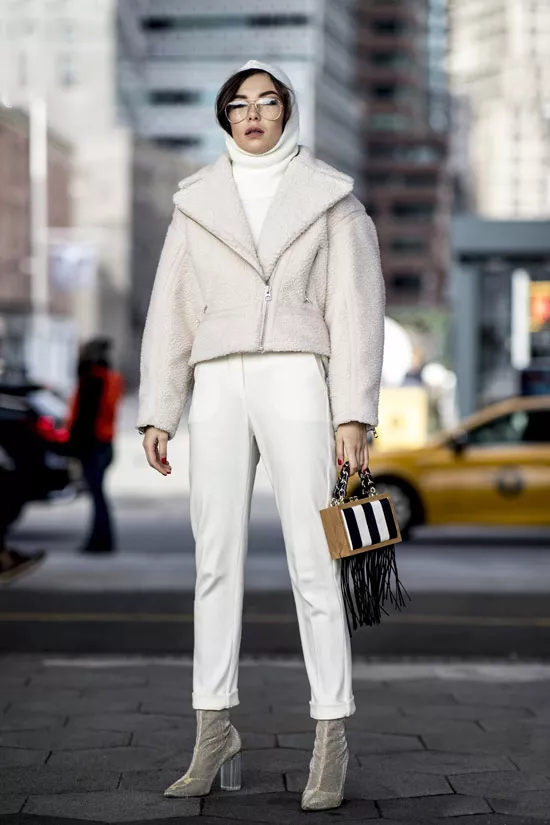 Девушка в белых брюках, укороченная куртка и замшевые ботильоны