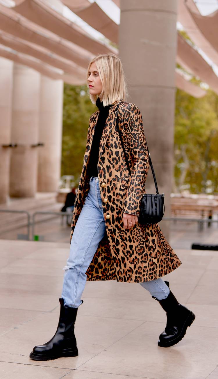Девушка в голубых джинсах, леопардовое пальто и черные ботинки