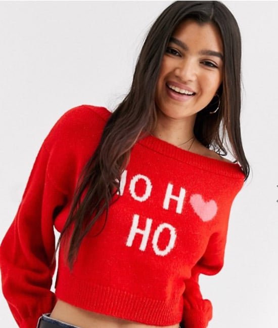 Девушка в красном укороченом свитере с надписью