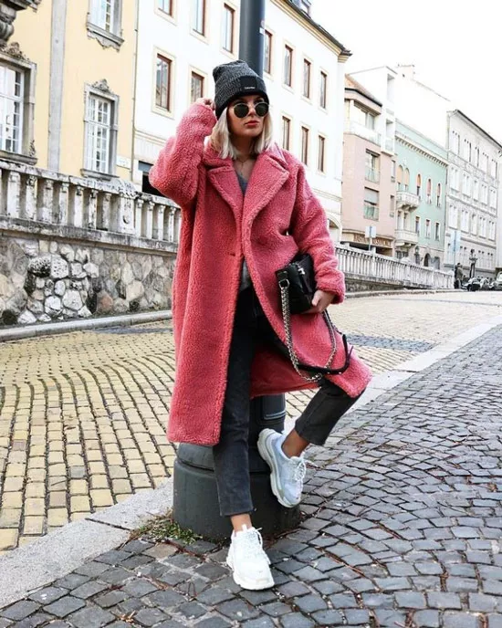 Девушка в розовом плюшевом пальто