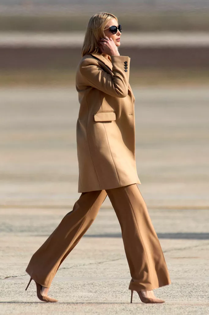 Иванка Трамп в бежевом костюме, пальто и туфли на шпильке