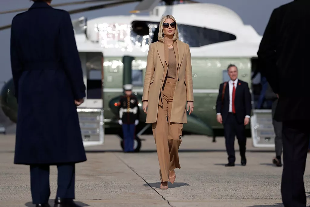 Иванка Трамп в бежевом монохромном образе и пальто, костюмом и туфлями