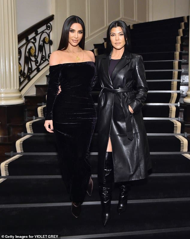 Сестры Ким и Кортни Кардашян в черных нарядах