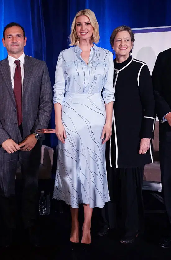 Иванка Трамп в белой блузе и юбке миди с принтом