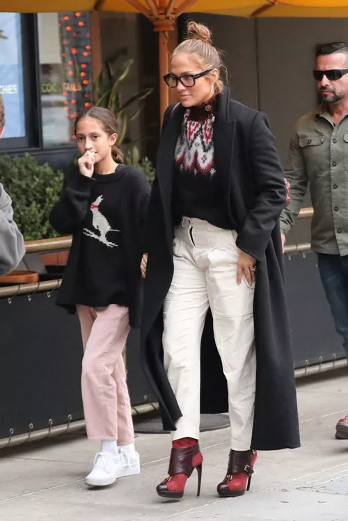 Деннифер Лопес в белых брюках, свитере и черном пальто