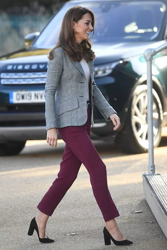 Кейт Миддлтон в бордовых брюках, черных туфлях и жакете в клетку