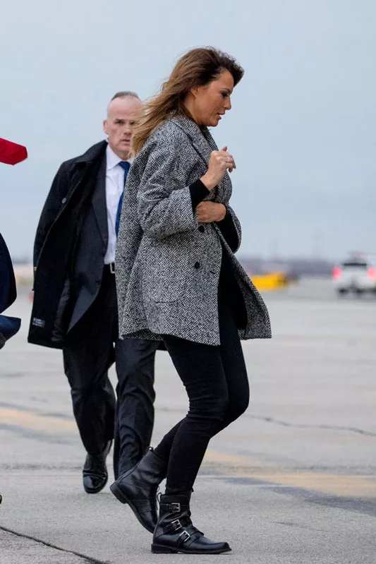 Мелания Трамп в двубортном пальто, джинсах и ботинках