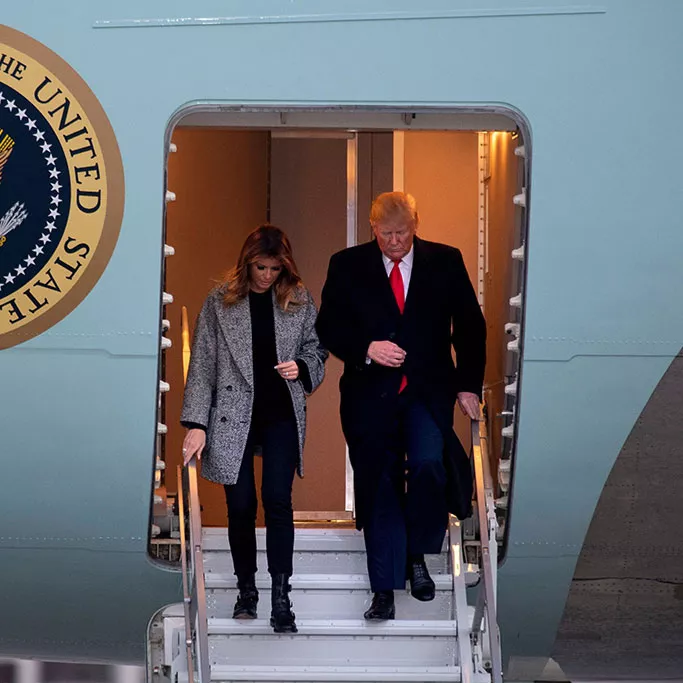 Мелания Трамп в двубортном пальто, джинсах скинни и армейских ботинках