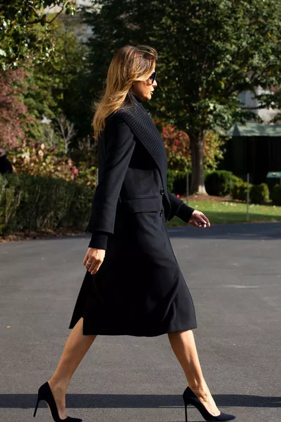 Мелания Трамп в черном пальто с ребристым воротником