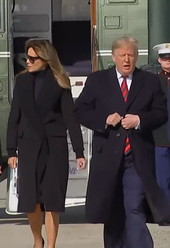 Мелания Трамп в черном пальто с укороченным рукавом