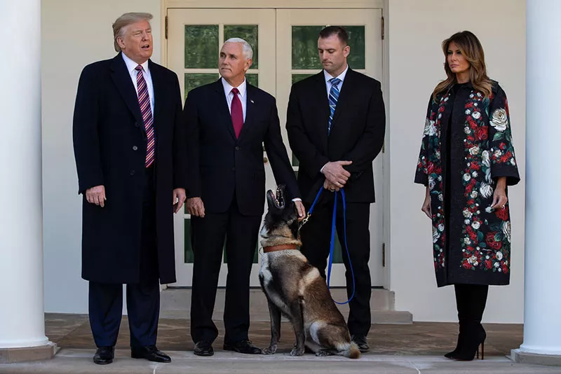 Мелания Трамп в цветочном пальто на совместном с мужем и овчаркой
