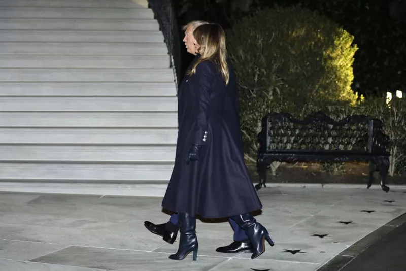 Мелания Трамп в темно синем платье в стиле милитари и сапогах на каблуках