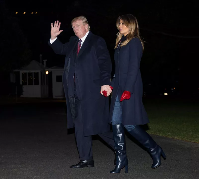 Мелания Трамп в темно синем пальто и красных перчатках