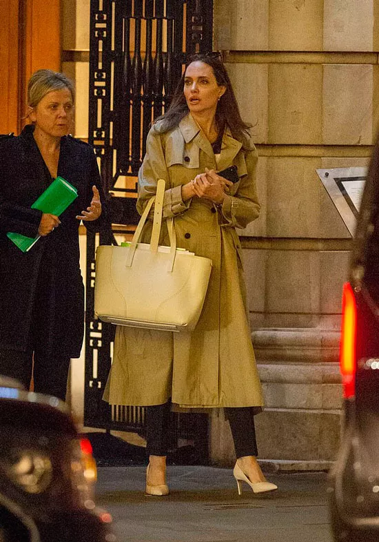 Анделина Джоли в классическом бежевом плаще и зауженных брюках