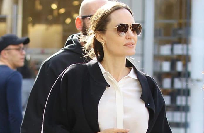 Анджелина Джоли в черной юбке карандаш, светлой блузе и классических лодочках выглядит шикарно