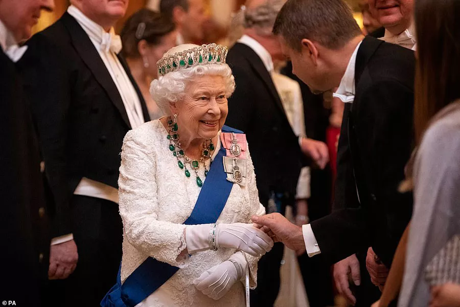 Королева Елизавета 2 на приеме в Букингемском дворце