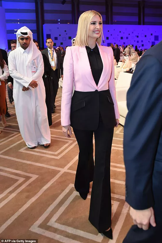 Иванка Трамп в розово-черном блейзере и брюках клеш