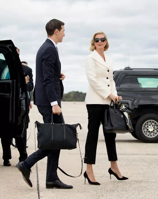 Иванка Трамп в черных прямых брюках и белом жакете
