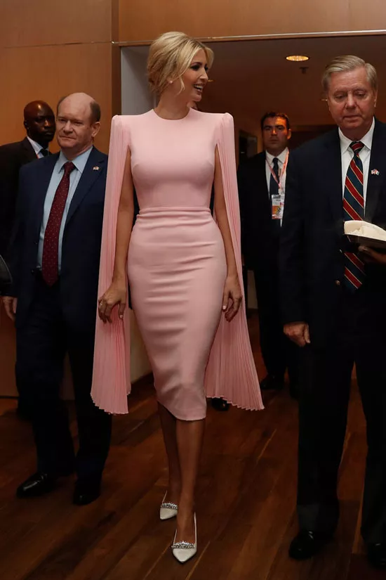 Иванка Трамп в розовом платье-накидке и белых туфлях