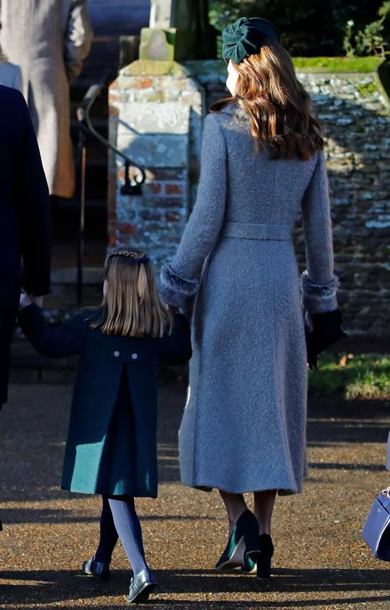 Кейт Миддлтон в сером пальто с поясом и изумрудной шляпке