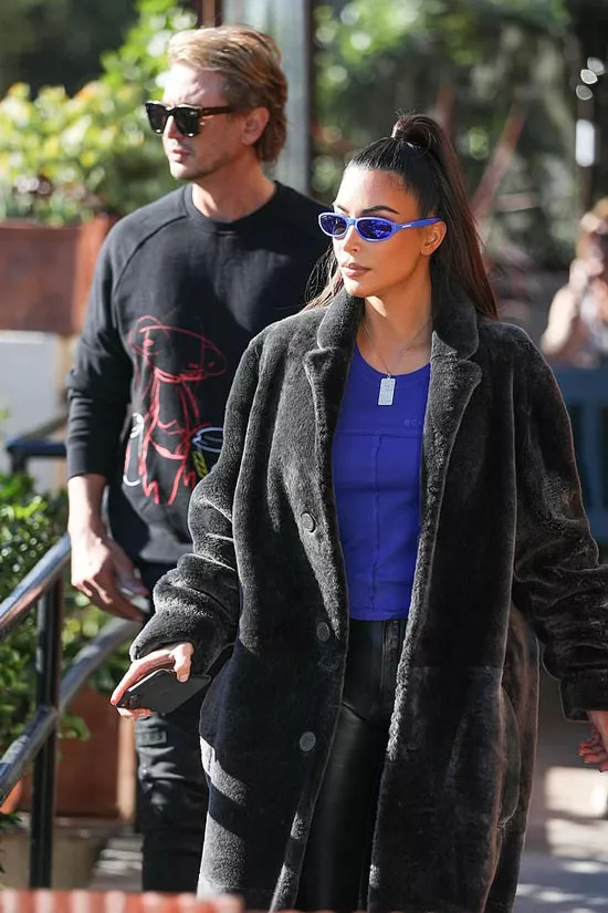 Ким Кардашьян в кожаных брюках и плюшевом пальто