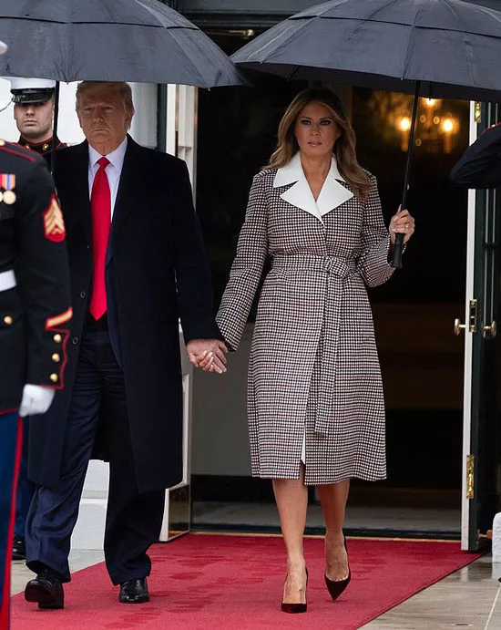 Мелания Трамп в клетчатом пальто с белым воротником