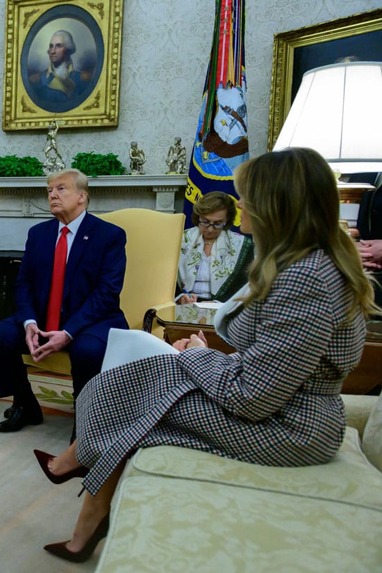 Мелания Трамп в клетчатом пальто с белым воротником и бордовых лодочках