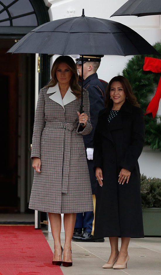 Мелания Трамп в пальто А-силуэта с поясом и бордовых лодочках