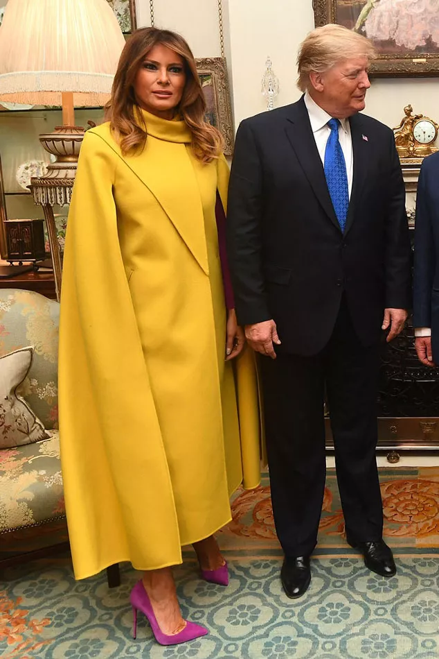 Мелания Трамп в желтом кейпе и фиолетовых лодочках на шпильке