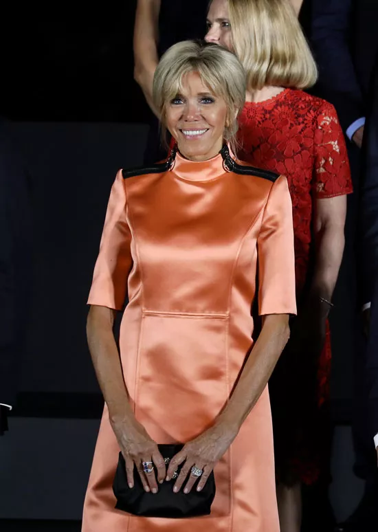 Брижит Макрон в оранжевом атласном платье 28 июня 2019