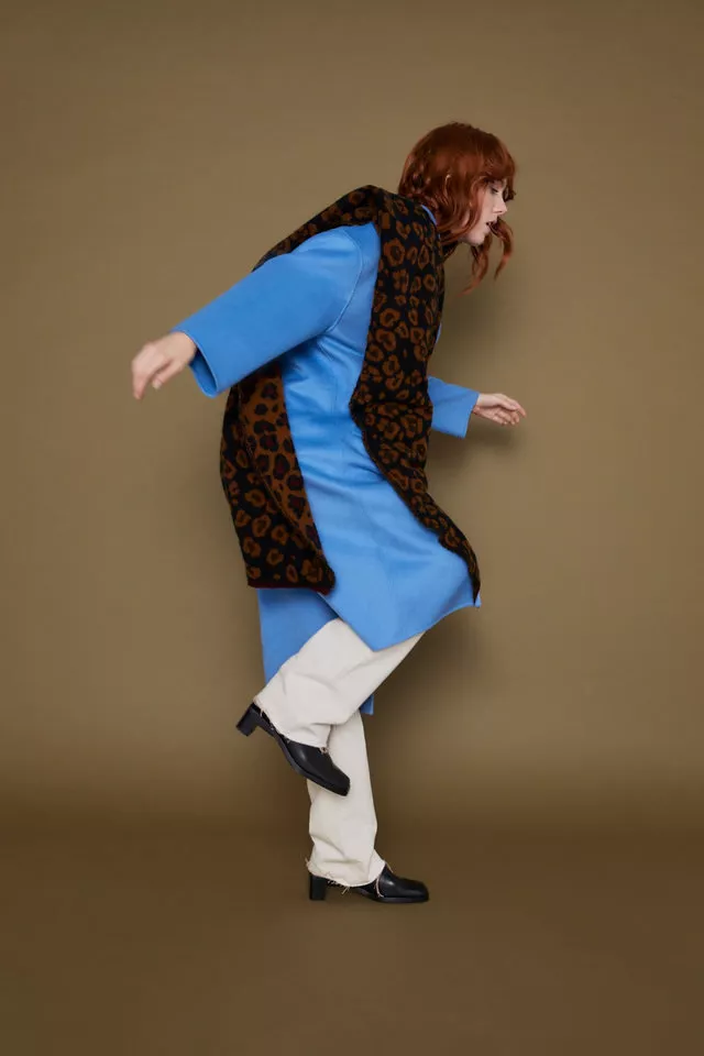 Девушка в голубом пальто, белые широкие брюки и леопардовый шарф