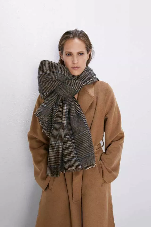 Девушка в коричневом пальто и шарф в клетку