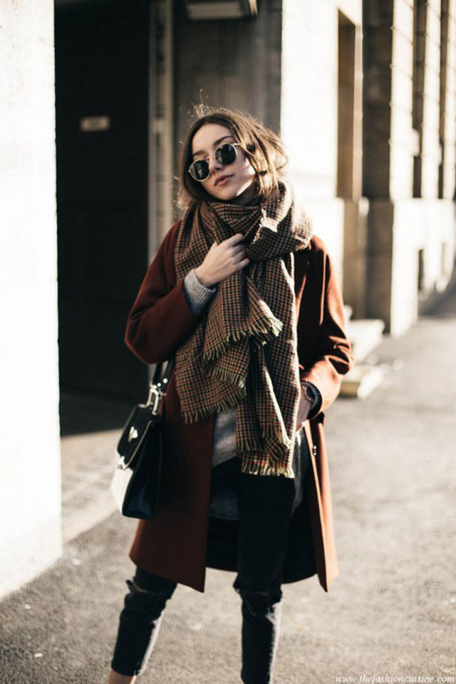 Пальто коричневое с шарфом
