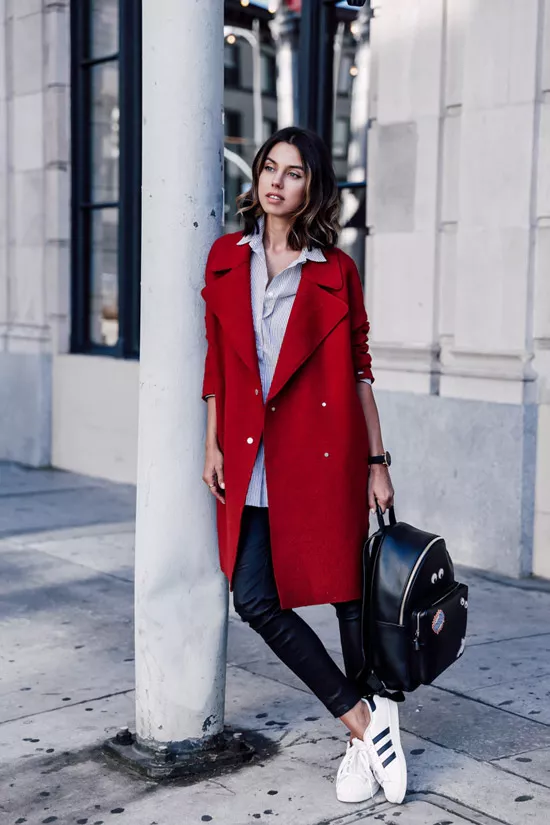 Девушка в красном пальто, черные леггинсы и рубашка