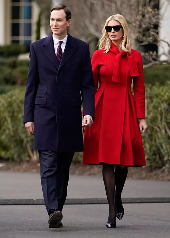 Иванка Трамп в красном пальто А-силуэта и черных лодочках