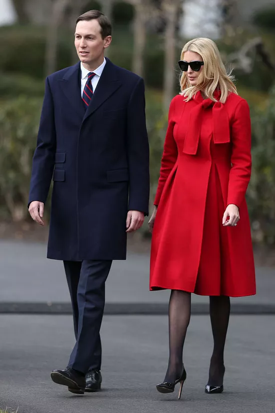 Иванка Трамп в красном пальто и больших черных очках