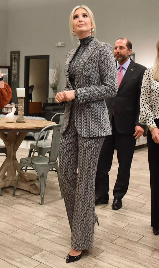 Иванка Трамп в монохромном брючном костюме и водолазке