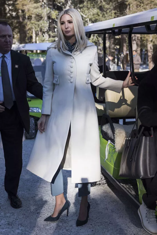 Иванка Трамп в кремовом пальто миди в стиле милитари