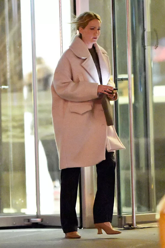 Дженнифер Лоуренс в пальто оверсайз и черных брюках