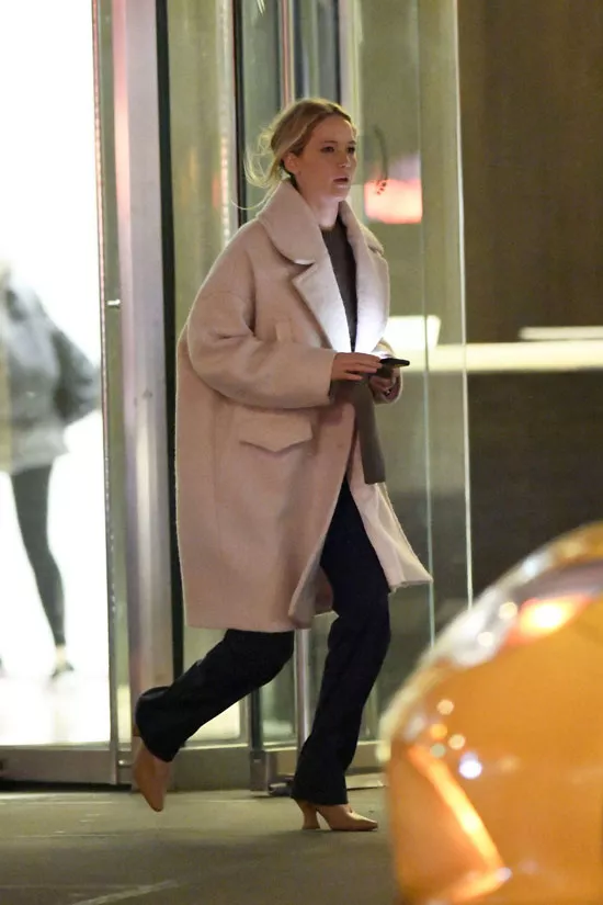 Дженнифер Лоуренс в пальто оверсайз и туфлях на каблуке от Bottega Veneta
