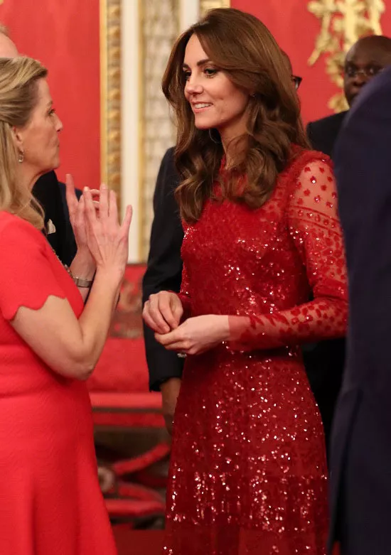 Кейт Миддлтон в красном платье со тразами и длинными рукавами
